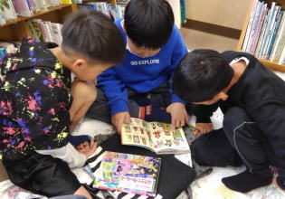 図書館見学（栗須小）1