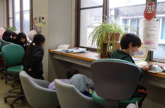 図書館見学（栗須小）2