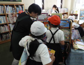 図書館見学（南小）3