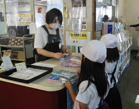 図書館見学（南小）4