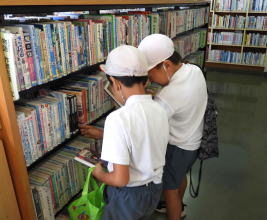 図書館見学（細野小）2