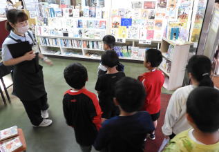 図書館見学（栗須小）1