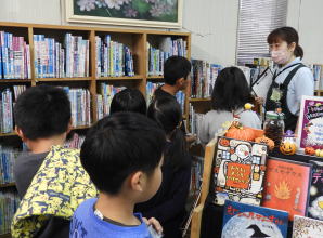 図書館見学（栗須小）2