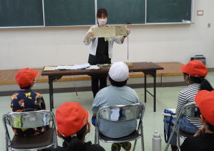 図書館見学（永久津小）2