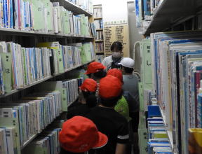 図書館見学（永久津小）3