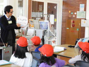 図書館見学（須木小）3