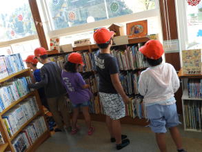 図書館見学（須木小）4