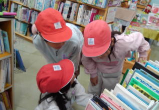 図書館見学（紙屋小）3