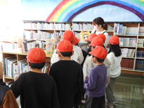 図書館見学（小林小）2