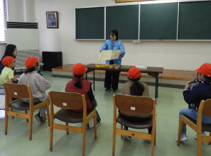 図書館見学（永久津小）1