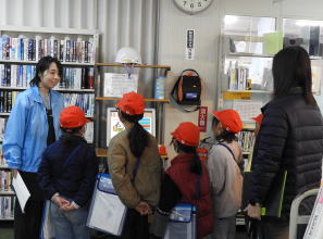 図書館見学（永久津小）3