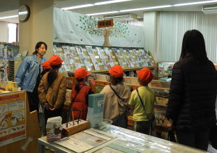 図書館見学（永久津小）4