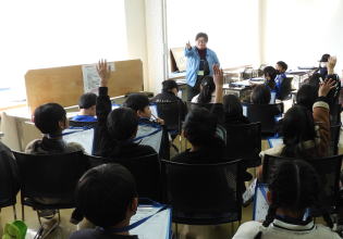 図書館見学（三松小）1