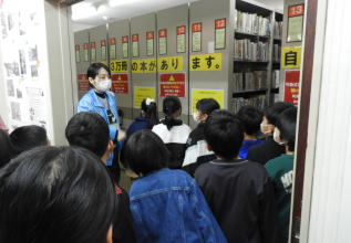 図書館見学（三松小）2