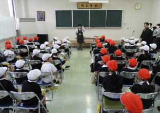 図書館見学（南小）1