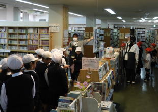 図書館見学（南小）2