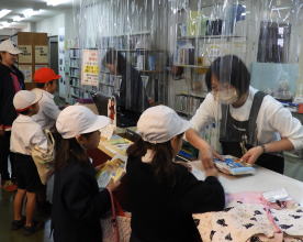 図書館見学（南小）3