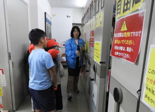 図書館見学（小林小）2