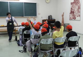 図書館見学（小林小）3