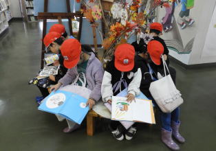 図書館見学（小林小）4